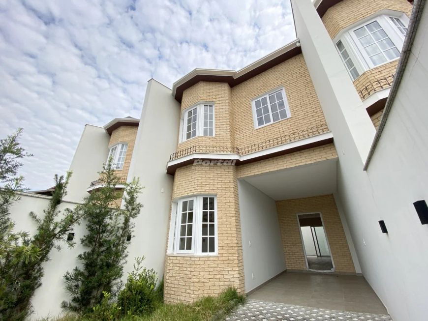 Sobrado em estilo Germânico, com 3 dormitórios sendo 1 suíte e amplo espaço externo, no bairro Água