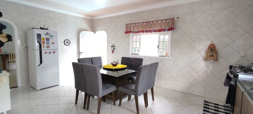Casa à venda no bairro Itoupava Central, com 271m² de área privativa, são 03 dormitórios sendo uma s