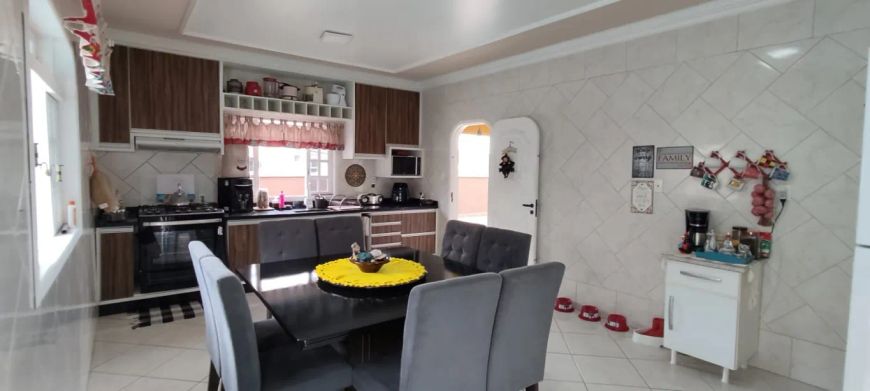 Casa à venda no bairro Itoupava Central, com 271m² de área privativa, são 03 dormitórios sendo uma s