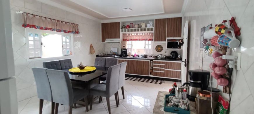 Casa à venda no bairro Itoupava Central, com 271m² de área privativa, são 03 dormitórios sendo uma s