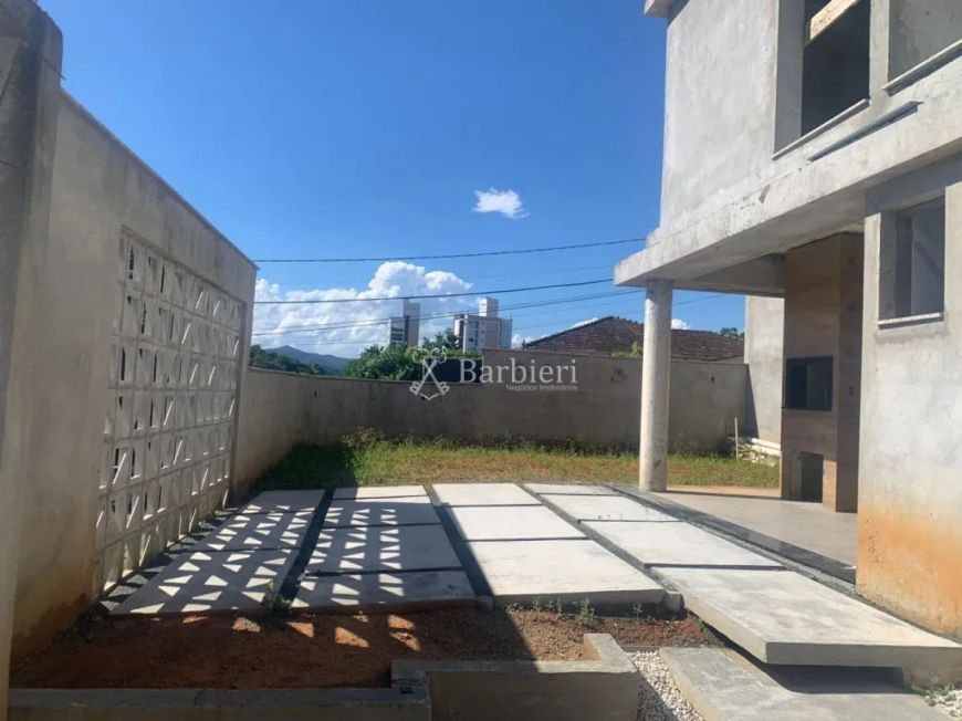 Sobrado com 3 quartos sendo 1 suíte e 160 m², no bairro Escola Agrícola em Blumenau/SC.