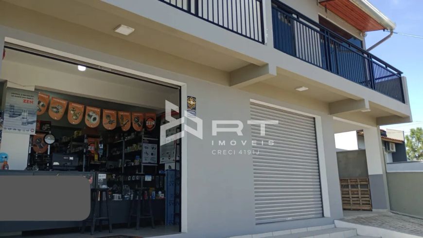 Belo prédio comercial a venda no Centro de Barra Velha!