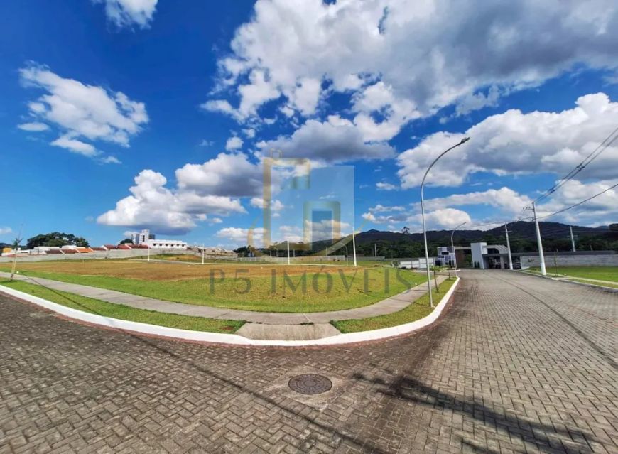Terreno de 350 m² disponível para venda em condomínio fechado LAGO DI GARDA, no bairro Velha.