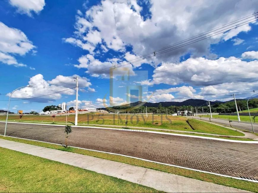 Terreno de 350 m² disponível para venda em condomínio fechado LAGO DI GARDA, no bairro Velha.