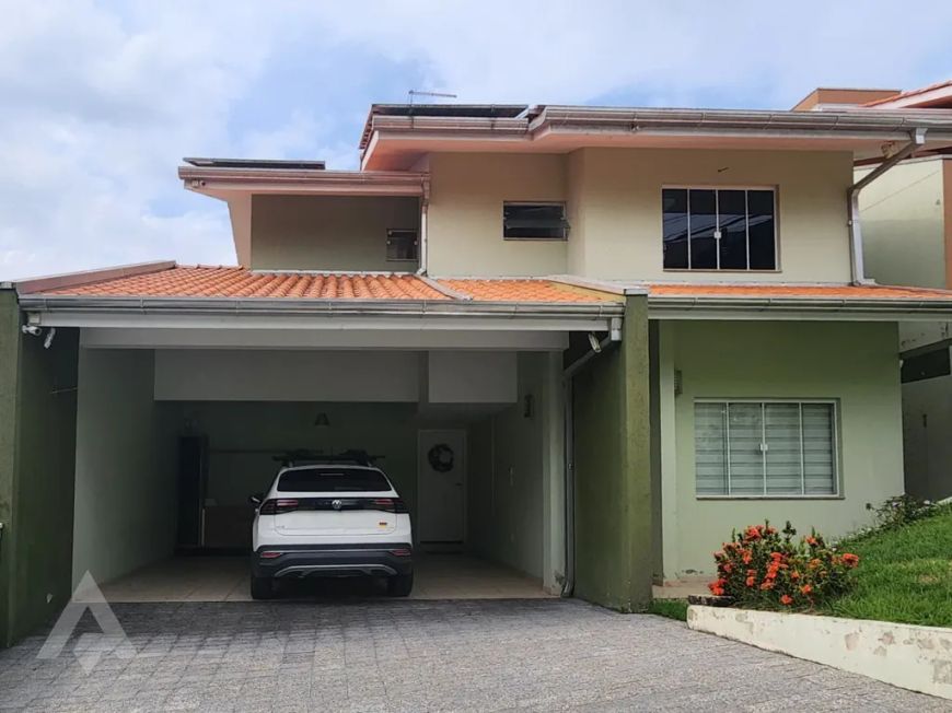 Casa mobiliada à venda com 3 dormitórios, no bairro Escola Agrícola.