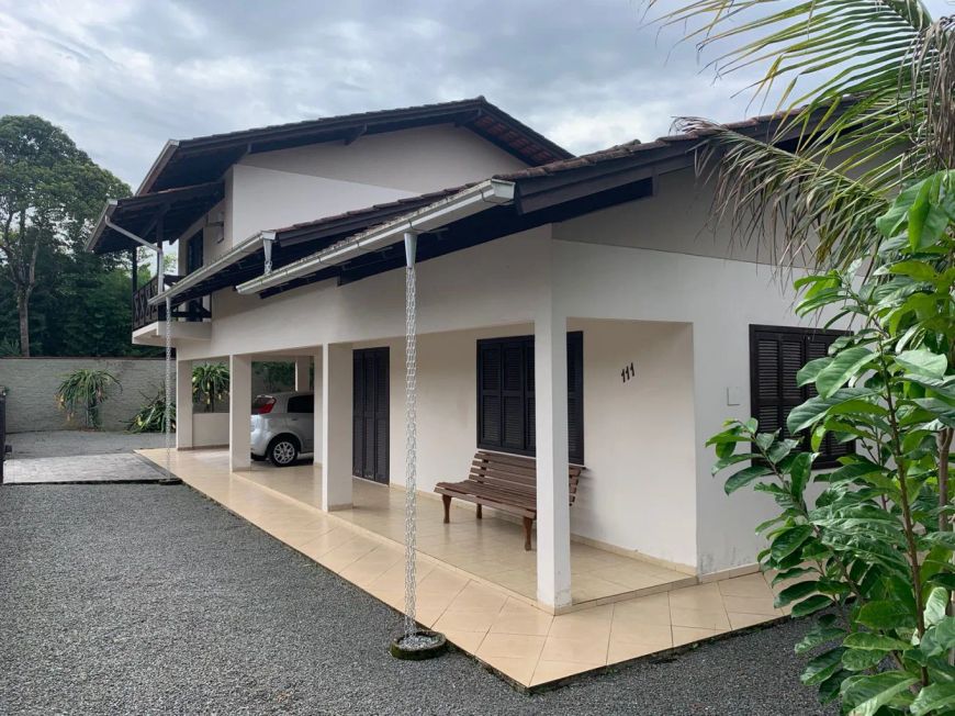 Linda casa na Itoupava Norte, em lugar privilegiado.