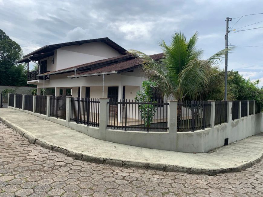 Linda casa na Itoupava Norte, em lugar privilegiado.