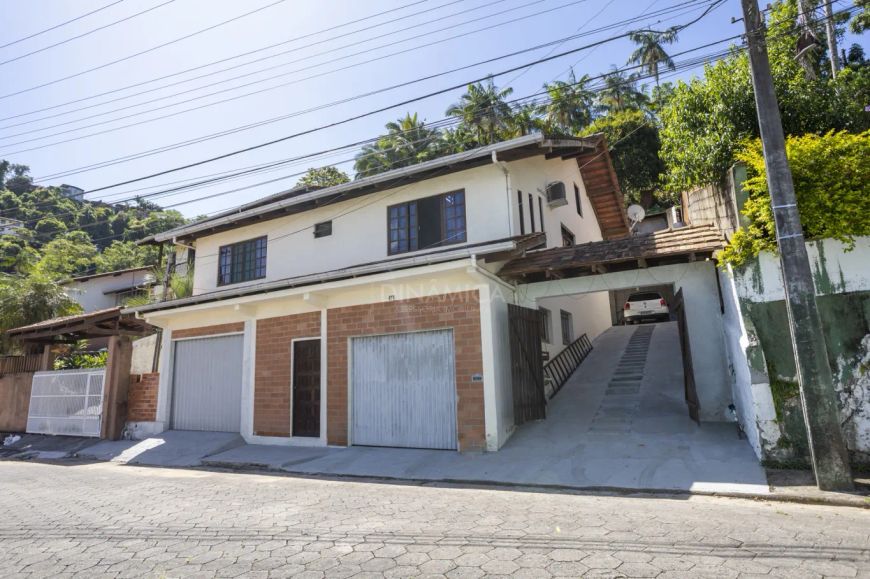 Casa á venda no Bairro Escola Agrícola