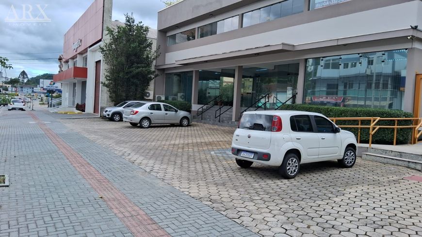 Ampla sala comercial na Ponta Aguda