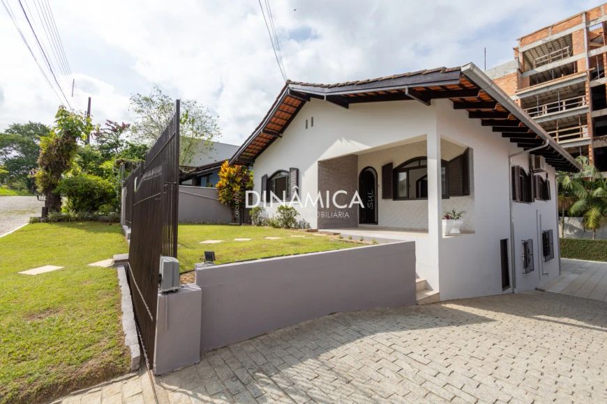 Belíssima casa , localizada no charmoso condomínio fechado City Figueiras