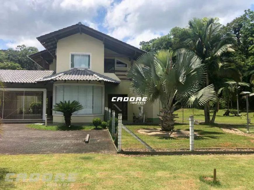 Excelente casa residencial em amplo terreno