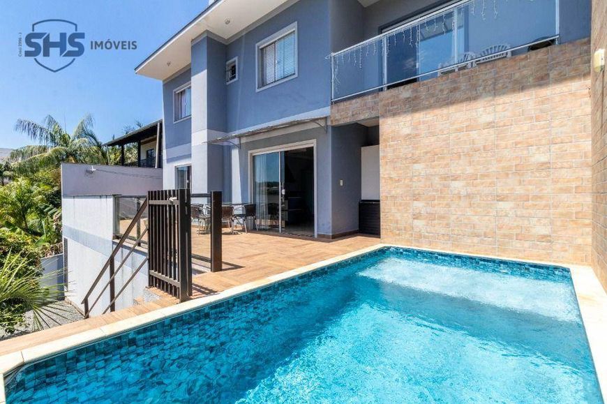 Linda casa com piscina com 4 quartos, sendo 1 suíte e com piscina no bairro da Velha