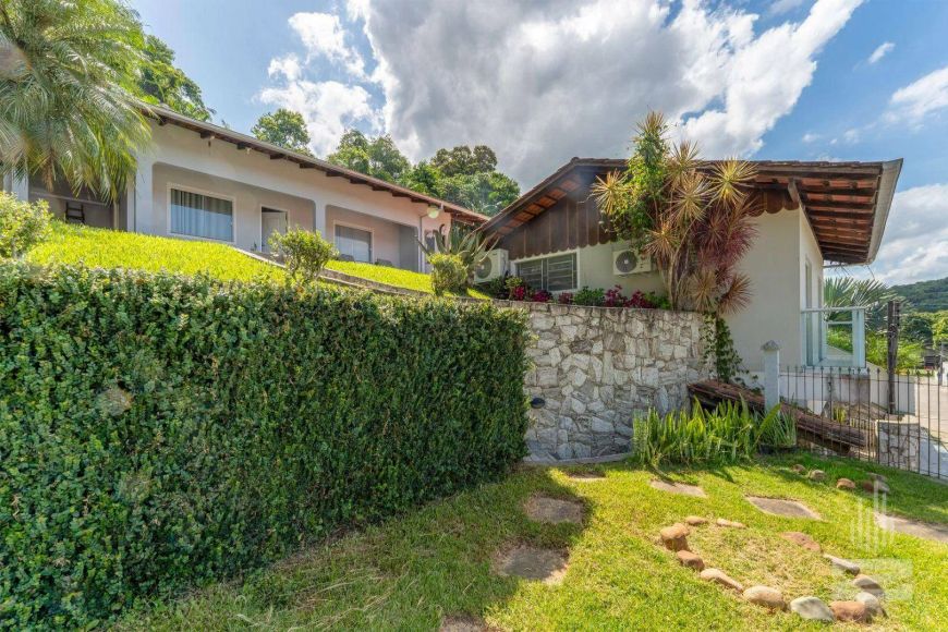 2 Casas no mesmo terreno a venda, 284m² por R$ 950.000.000 - Tribess - Blumenau/SC