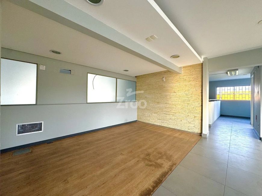 Loja Comercial com 370m² conta com ampla vitrine e dois pavimentos no bairro Itoupava Norte em Blume