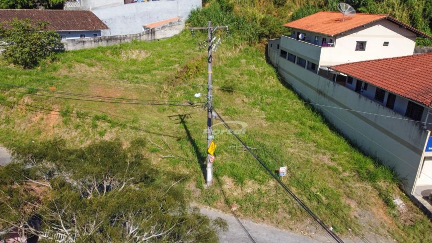 Excelente terreno com 990,62m², localizado em um corredor de serviço privilegiado, com fácil acesso