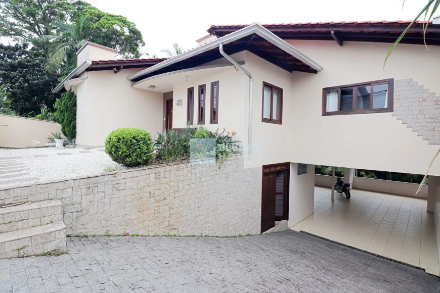 Ampla casa no bairro Velha!