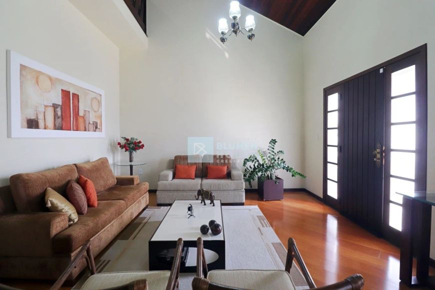 Ampla casa com 3 dormitórios sendo 1 suíte com closet no bairro Fortaleza!