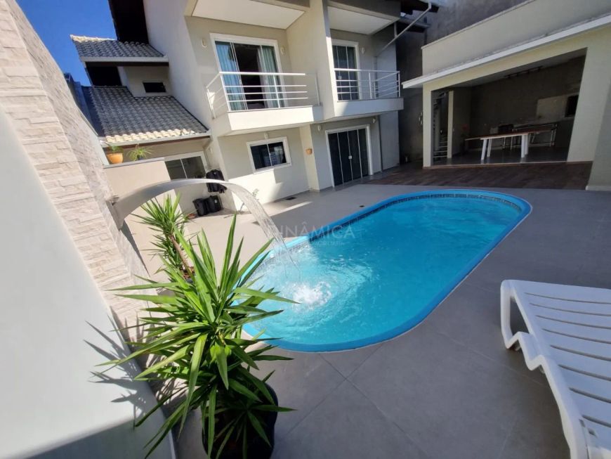 Belíssima casa mobiliada com piscina a venda no bairro Salto Weissbach!