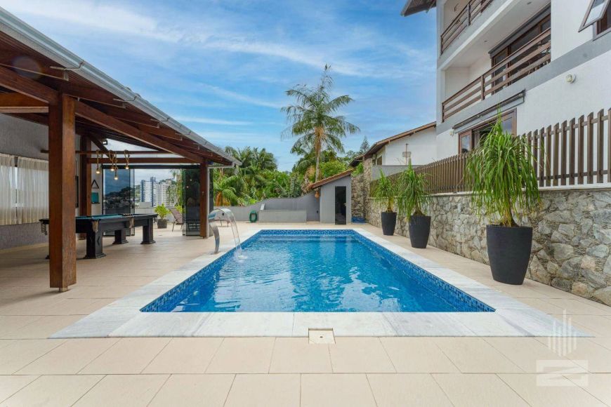 Ampla Casa à Venda 4 Dormitórios e Piscina no bairro Escola Agrícola em Blumenau