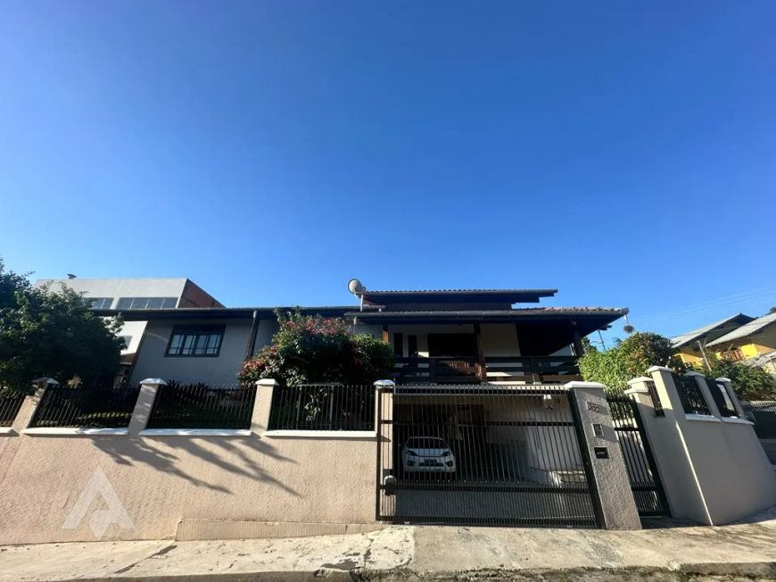 Casa à venda com 488m², 4 dormitórios, no bairro Escola Agrícola.