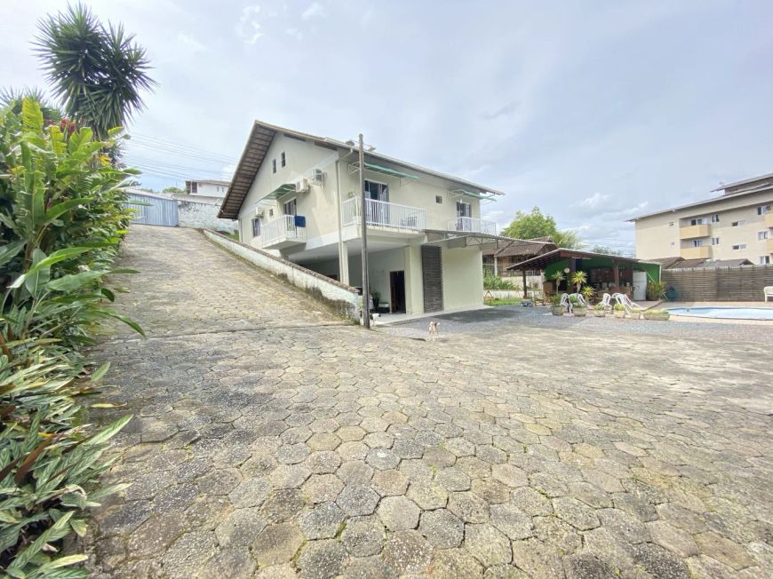 Excelente Casa com 6 dormitórios sendo 2 suítes, no Bairro Itoupava Norte a venda aqui na Dinâmica S