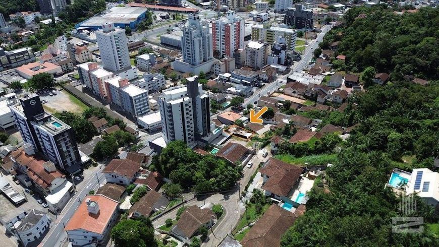 Este terreno à venda, com 412m², oferece um espaço perfeito para você investir na sua própria residê
