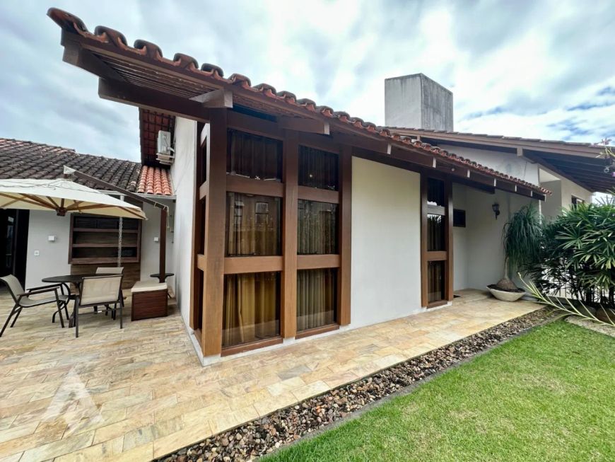Casa semi mobiliada, com 3 dormitórios, no bairro Velha!