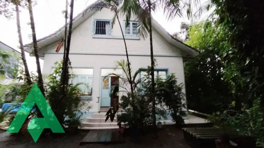 Linda casa, próximo à Cremer e colégio Adventista, no Bairro Itoupava Seca!