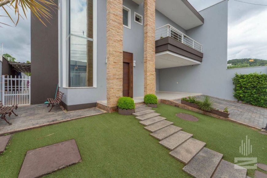 Casa Ampla à Venda com 3 Dormitórios e Piscina no bairro Fortaleza em Blumenau