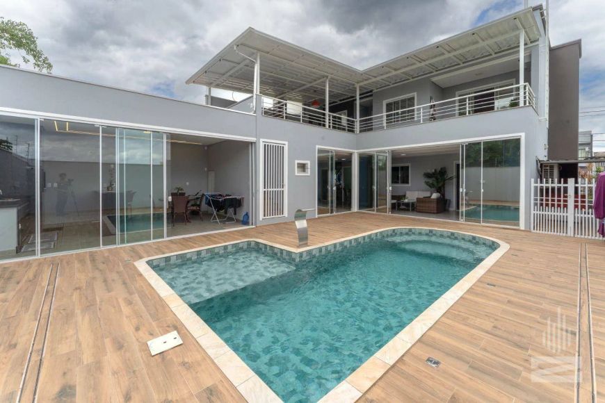 Casa Ampla à Venda com 3 Dormitórios e Piscina no bairro Fortaleza em Blumenau