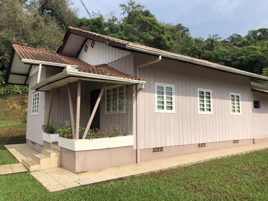 Ótimo terreno com linda casa de madeira no Bairro Velha Central, com 1.532m2, 32 metros de frente, P