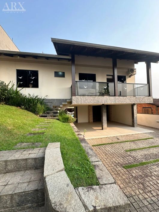 Ampla casa casa com dois pavimentos no bairro Itoupava Norte