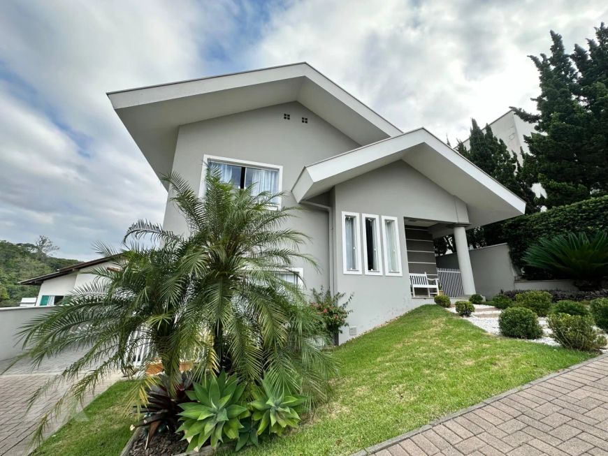 Casa mobiliada, com 3 suítes, no bairro Itoupava Central