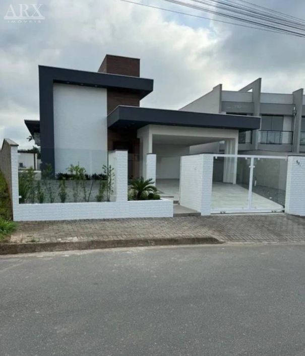 Casa de Alto Padrão - 350m² com piscina e 3 quartos