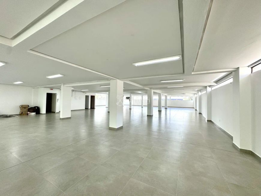 Ampla sala comercial com vitrine e 533 m² na Ponta Aguda.