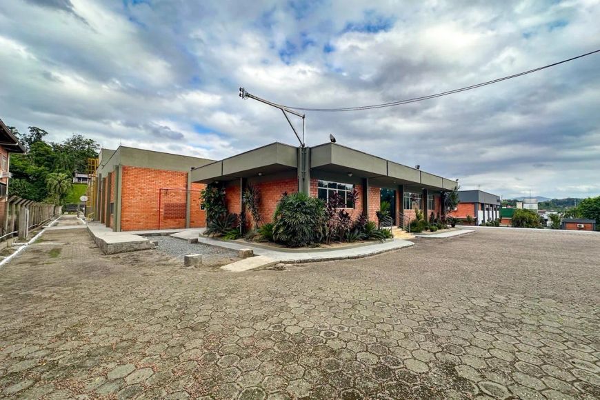 Alugo Amplo Galpão com 4.900m², Bairro Itoupavazinha
