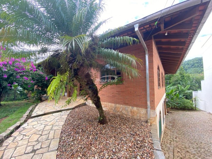 casa bairro da Velha com 315m² privativos, terreno de 932m² - são 7 quartos sendo duas suítes.