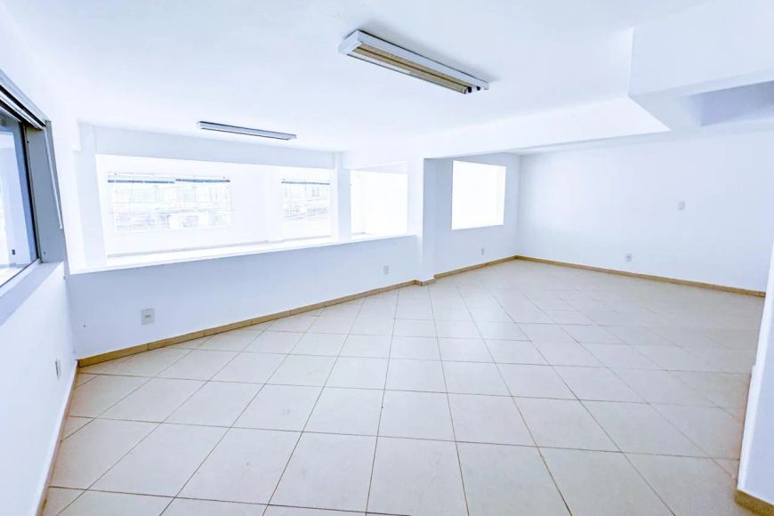 Alugo Sala Comercial com 430m² - Bairro Victor Konder