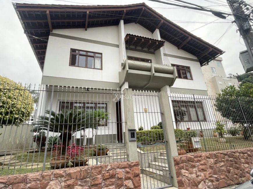 Maravilhosa casa com 05 quartos, sendo 03 suítes e 422,00m² no bairro Ponta Aguda em Blumenau/SC.