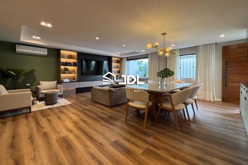 Casa Plana à Venda por R$ 2.100.000,00 com 205m² no Bairro Escola Agrícola