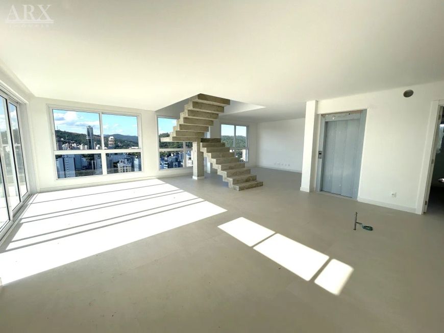 Cobertura duplex com piscina privativa no Jardim Blumenau