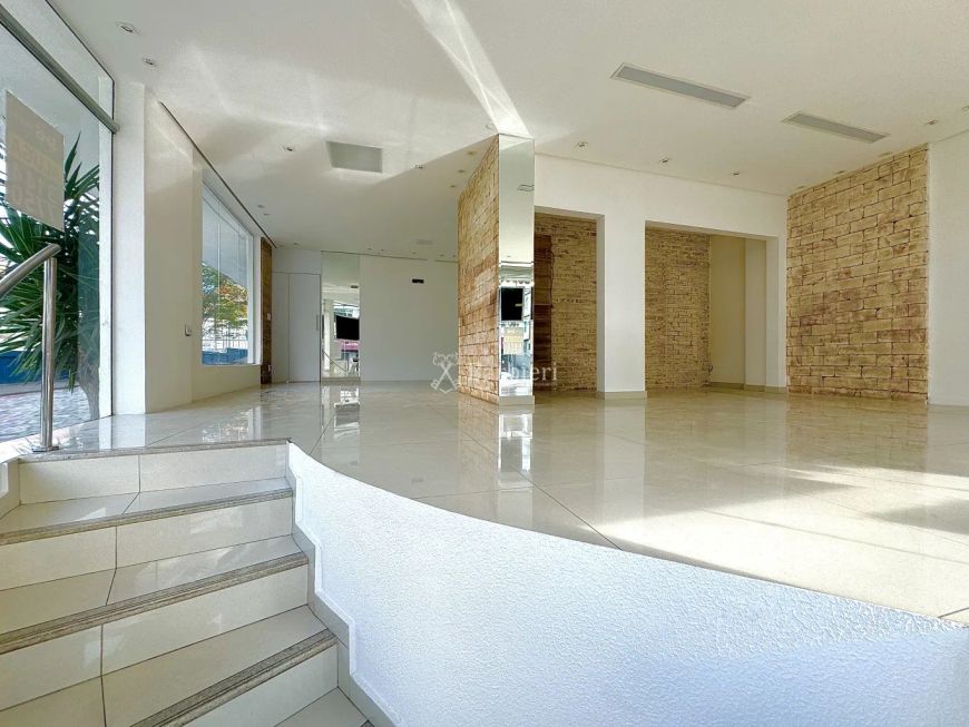 Loja comercial esquina com vitrine, 200,00 m² no Bairro Victor Konder em Blumenau/SC