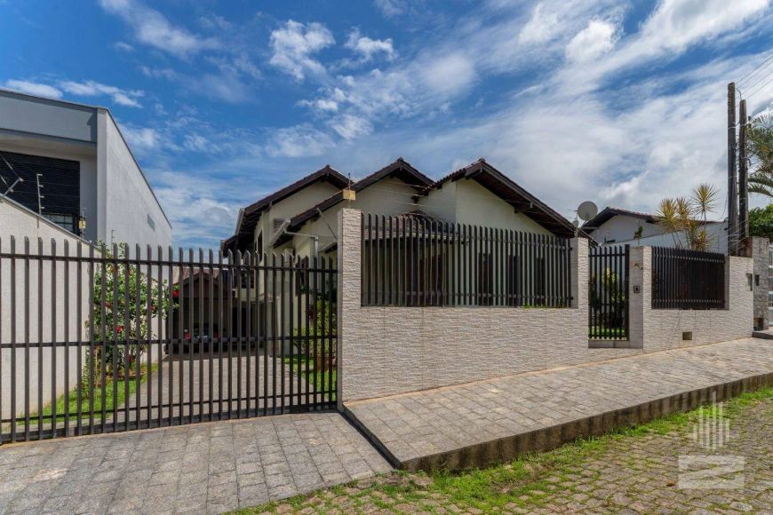 Linda Casa à Venda com 4 Dormitórios e Piscina no bairro Escola Agrícola em Blumenau