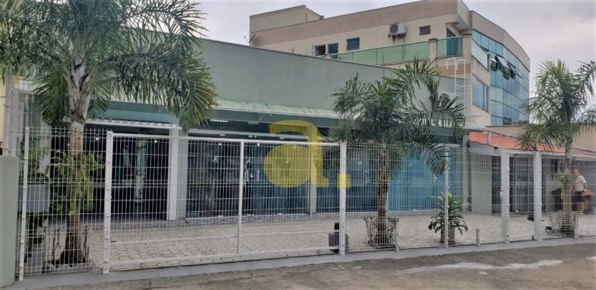 SALA COMERCIAL ( POSSIBILIDADE DE TER 3 COMÉRCIOS) LOCALIZADA NO BAIRRO ESCOLA AGRÍCOLA.