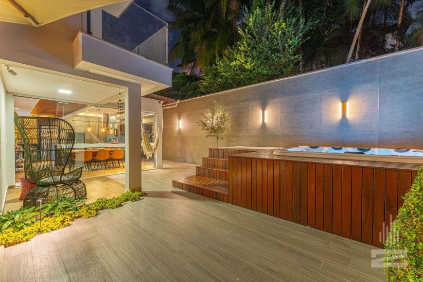 Incrível Casa à Venda com 3 Suítes e Mobiliada em Ótima Localização no bairro Velha em Blumenau