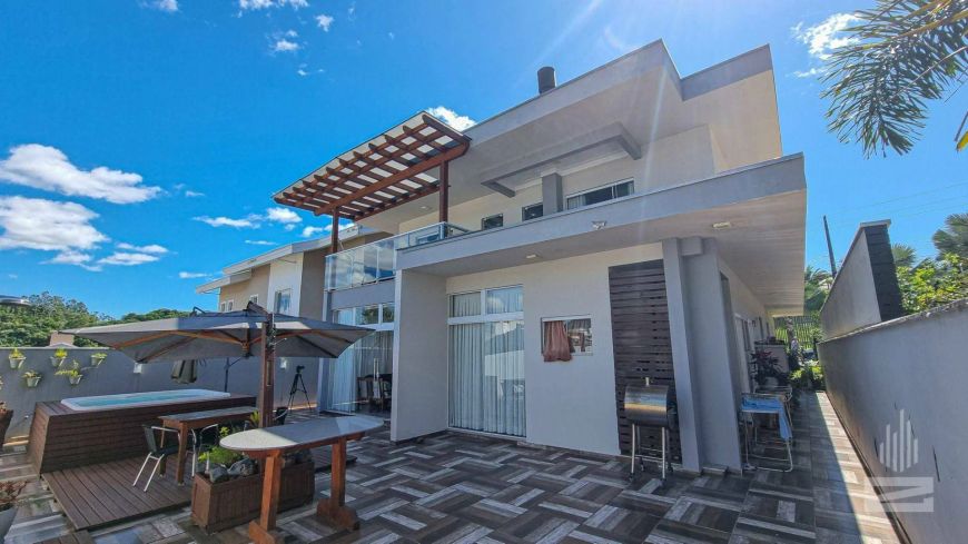 Incrível Casa à Venda com 3 Suítes e Semimobiliada em Condomínio Fechado no bairro Itoupava Central