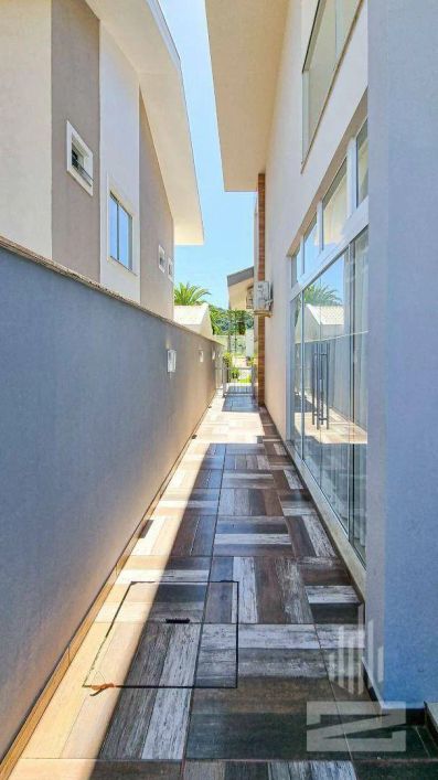 Incrível Casa à Venda com 3 Suítes e Semimobiliada em Condomínio Fechado no bairro Itoupava Central