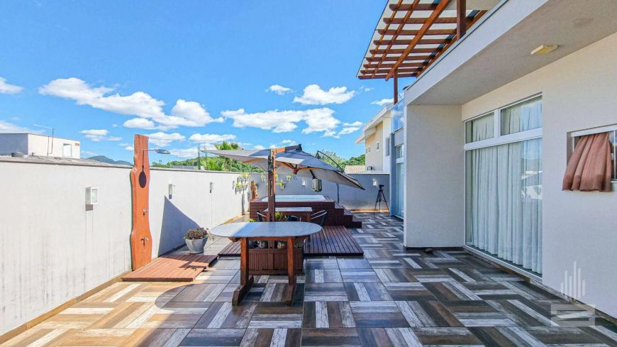 Incrível Casa à Venda com 3 Suítes e Semimobiliada em Condomínio Fechado no bairro Itoupava Central