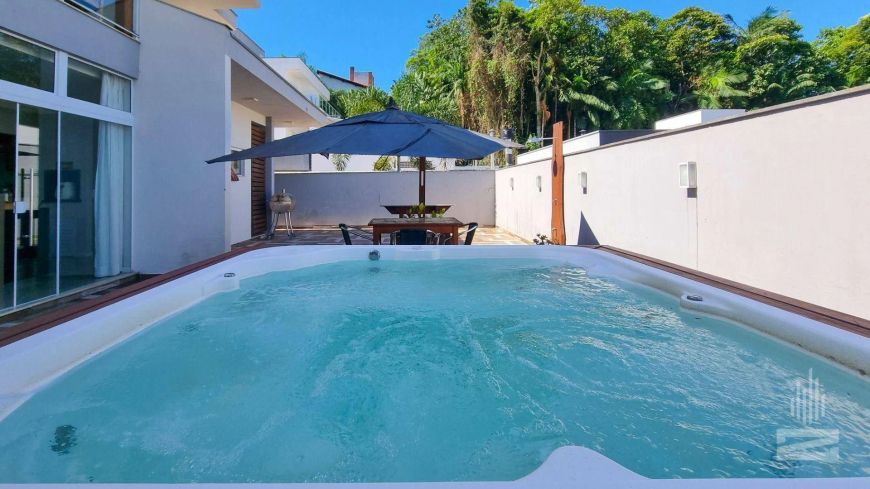 Incrível Casa à Venda com 3 Suítes e Semimobiliada em Condomínio Fechado no bairro Itoupava Central