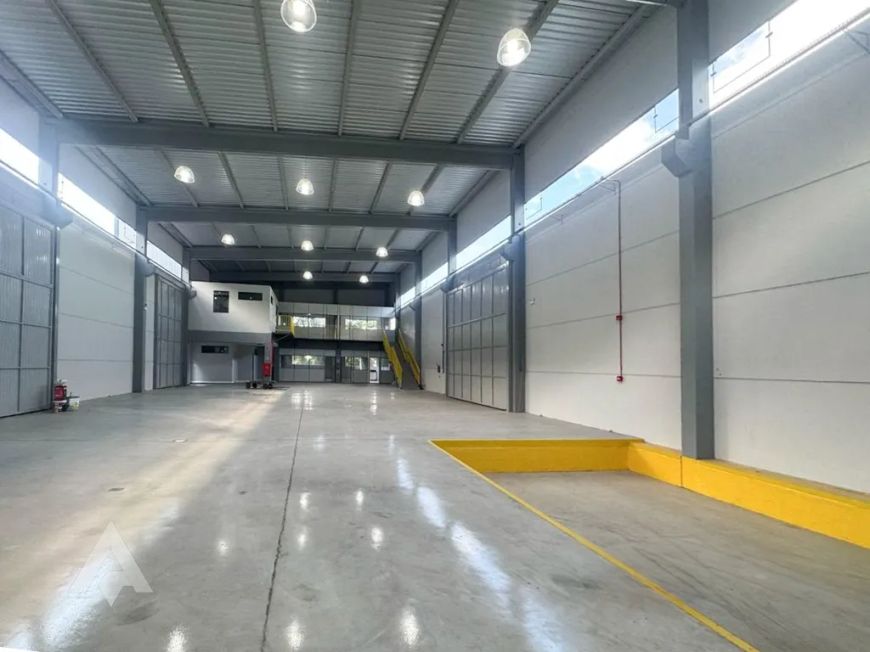 Galpão 1.602 m² de estrutura pensada para performance logística e conforto corporativo